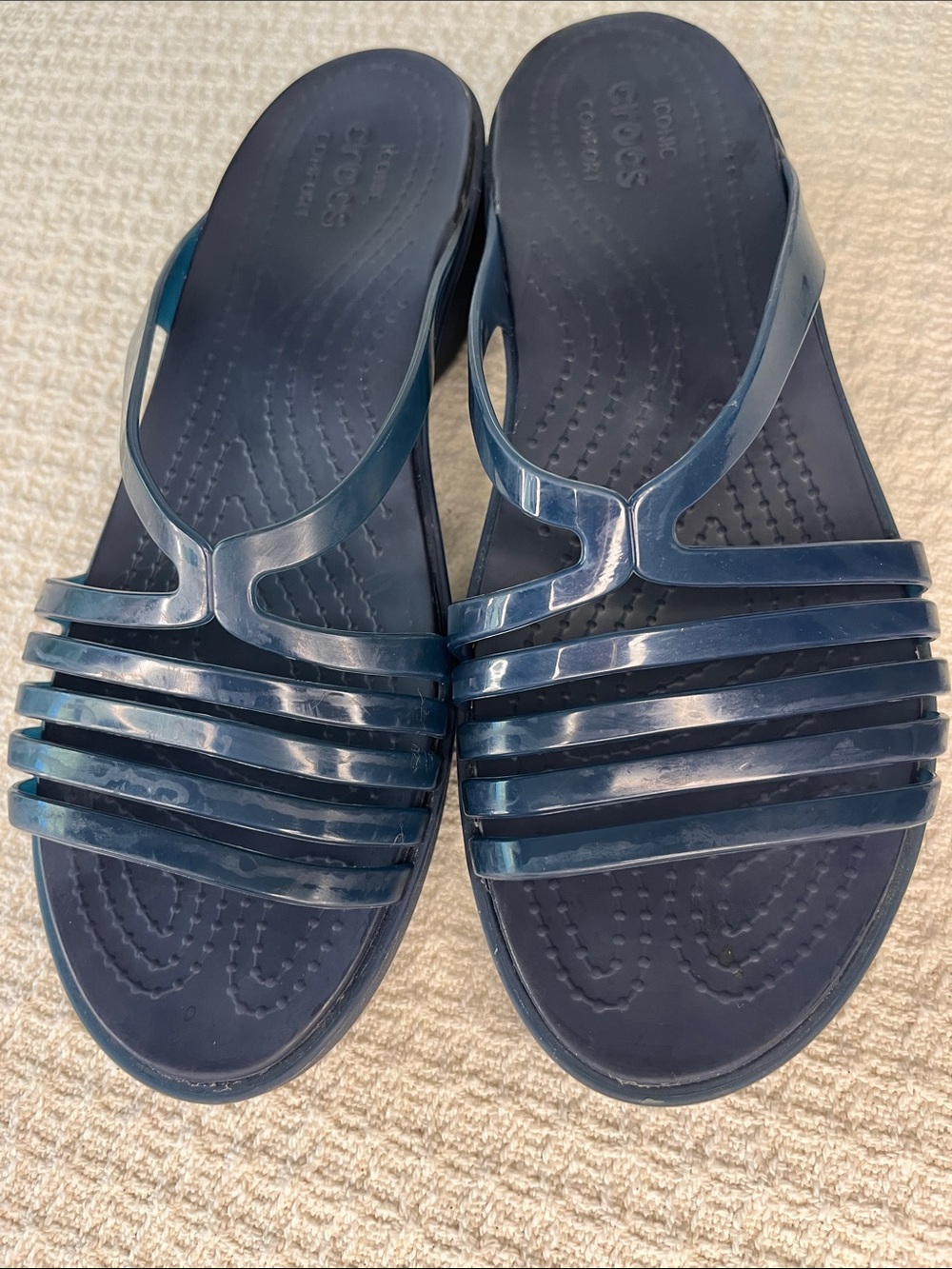 CROCS Isabella mini wedge navy strappy jelly Slide Sandal w sz 8, iconic comfort